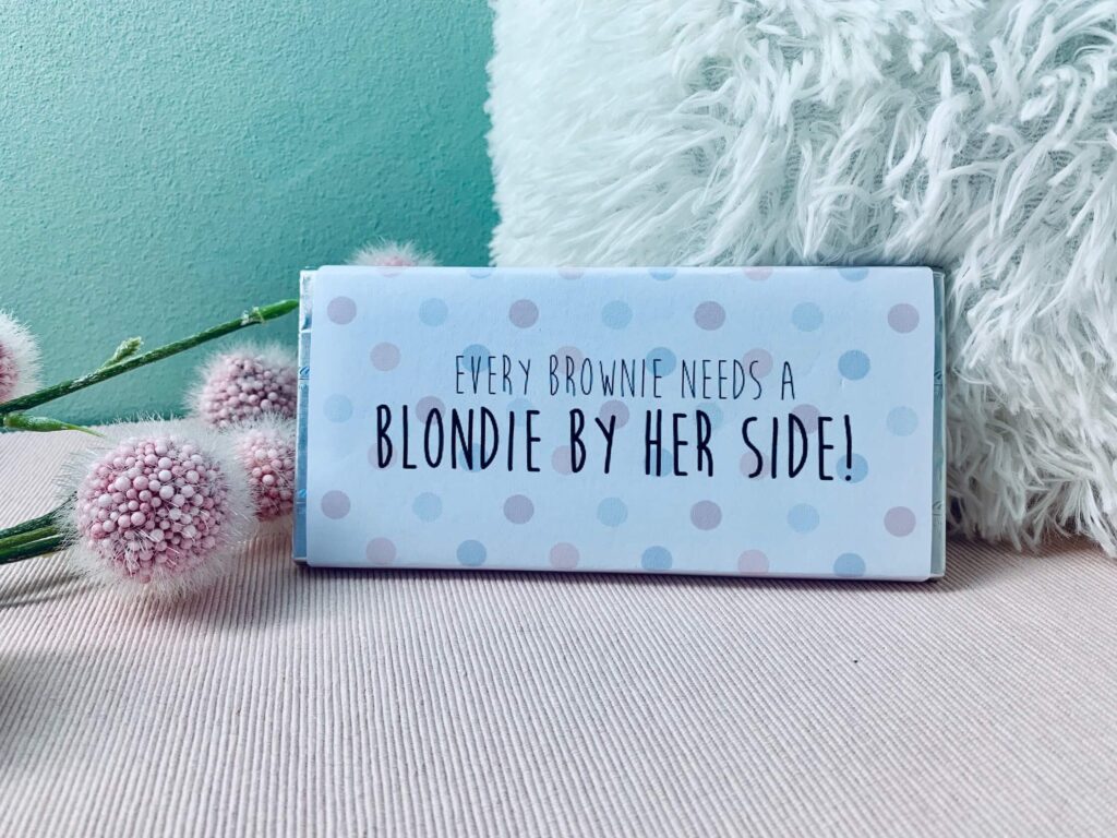 Schokoladentafel "Every Brownie needs a Blondie by her side"