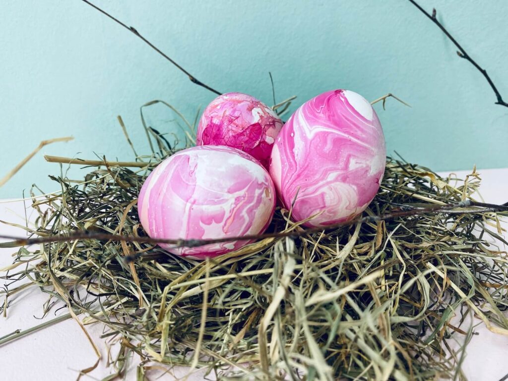 marmorierte Eier im Osternest