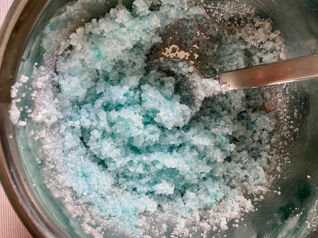 Salz, Seifenfarbe und Duftöl vermischen 